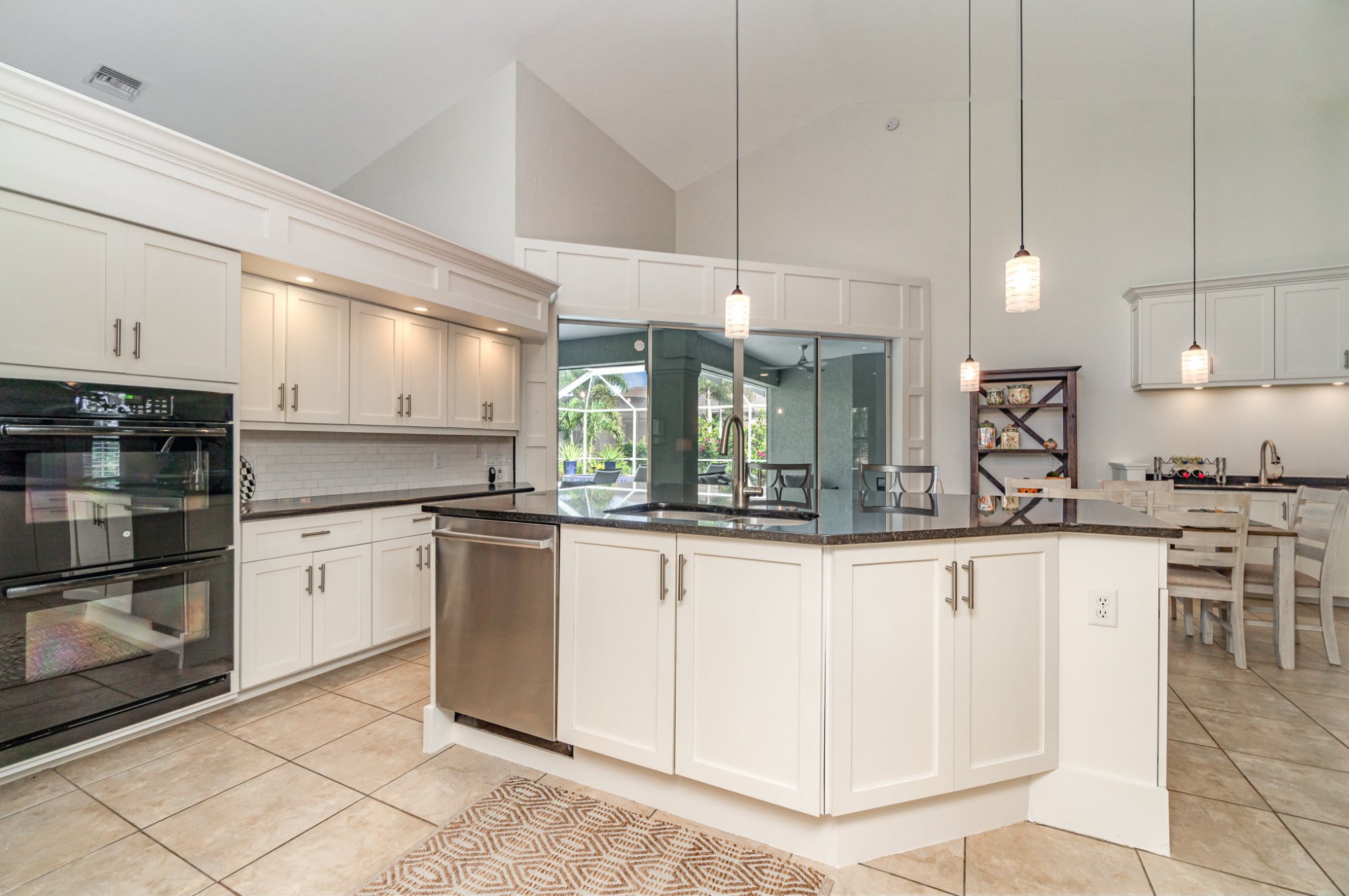 Island & Breakfast Nook